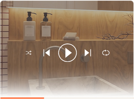 Badezimmer-Rendering, als KI-Video animiert, mit Player-Panel — die Video-Funktion in Raya